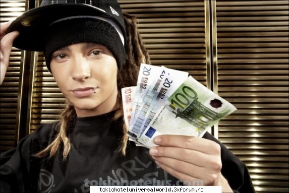 picks with tom - aruncatzi cu euroi - Tom Kaulitz